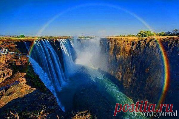 Невероятно красивая радуга над водопадом Виктория.