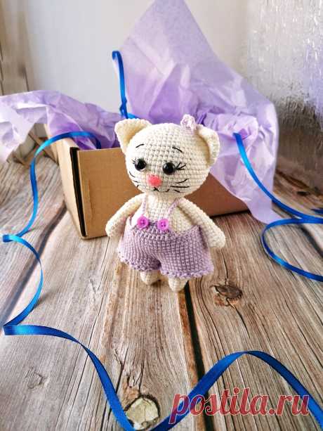 PDF Котик Оливер и кошечка Дейзи крючком. FREE crochet pattern; Аmigurumi animal patterns. Амигуруми схемы и описания на русском. Вязаные игрушки и поделки своими руками #amimore - котик в шортиках, котёнок в комбинезоне, кот в шортах, кошечка, кошка.