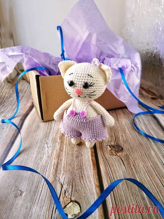 PDF Котик Оливер и кошечка Дейзи крючком. FREE crochet pattern; Аmigurumi animal patterns. Амигуруми схемы и описания на русском. Вязаные игрушки и поделки своими руками #amimore - котик в шортиках, котёнок в комбинезоне, кот в шортах, кошечка, кошка.
