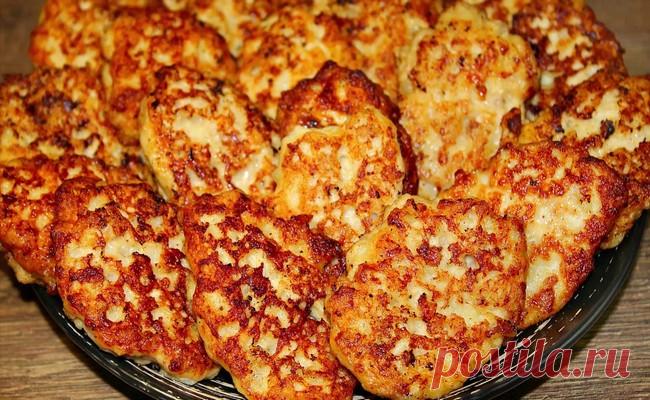 300 г куриного фарша и стакан кефира, и у вас на столе ужин на всю семью! Еще и остались! У вас получится целая гора аппетитных котлеток, которые буквально сметут со стола. Экономно, сытно и вкусно! Ингредиенты: Куриный фарш 300 г Кефир 250 мл Луковица Соль Перец Яйцо Мука 4 ст.л.