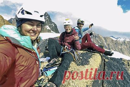 Российские альпинистки первыми в мире покорили скальный пик в Киргизии. Российские альпинистки Марина Попова, Мария Дюпина и Надежда Оленева первыми в мире покорили безымянный скальный пик в Киргизии. Отмечается, что девушки поднялись на пик высотой 4818 метров над уровнем моря, который находится в долине Орточашма, неподалеку от ущелья Каравшин в Киргизии.