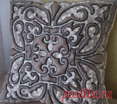 декоративная подушка в технике трапунто