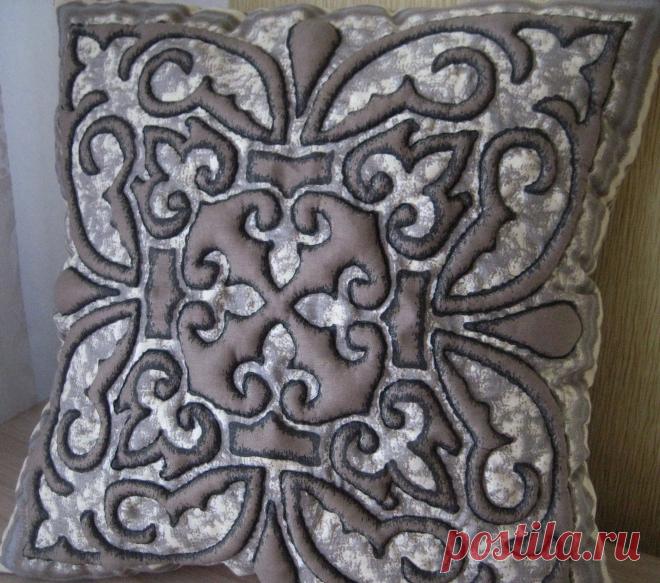 декоративная подушка в технике трапунто