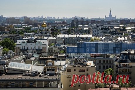 Названы районы Москвы с самым дорогим жильем. По итогам января 2022 года районами Старой Москвы с самым дорогим жильем на вторичном рынке недвижимости оказались Арбат, Хамовники и Якиманка. Такие данные назвали аналитики ЦИАН в своем исследовании. Средняя цена одного квадратного метра у лидера рейтинга — 439,8 тысячи рублей.