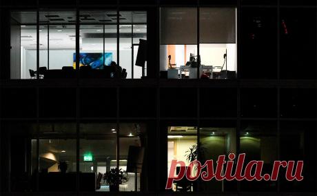 SuperJob зафиксировал кадровый голод в 85% компаний России. За год число вакансий выросло более чем в полтора раза, в то время как резюме работников стало даже меньше. Самыми дефицитными профессиями названы квалифицированные рабочие, водители грузовых автомобилей, разнорабочие и инженеры