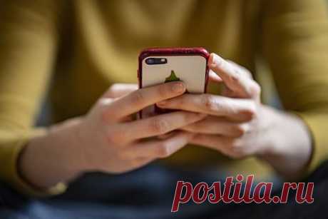 Россиянам раскрыли опасность голосовых и видеосообщений в мессенджерах. Кибермошенники активно применяют искусственный интеллект и технологию дипфейков, чтобы выдавать себя за других людей в переписках в мессенджерах или социальных сетях. Опасность получения голосовых и видеосообщений в беседе с «Лентой.ру» раскрыл эксперт по сетевым угрозам компании «Код Безопасности» Константин Шуленин.