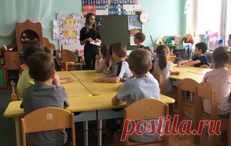 &quot;Я всегда знала, что приду в школу&quot;. Два поколения учительской династии о своей работе. Ольга — пятикурсница педагогического вуза и учитель начальных классов. Ее мама Марина всю жизнь преподает математику. Тетя Елена — историю. Прабабушка, прадедушка, бабушка Ольги тоже работали в школе. В Год учителя и наставника в России ТАСС поговорил с тремя представительницами учительской династии из Москвы о пути к профессии и призвании педагога, о проблемах современных детей и роли учителя в…