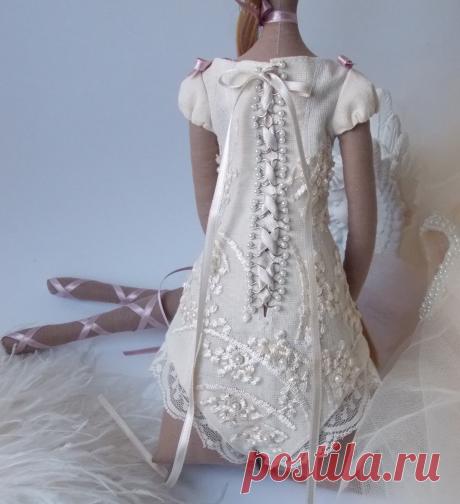 Beautiful Body decorated with lace and pearls.
Pdf pattern and tutorial for Odiva doll
https://www.etsy.com/listing/917134118/pdf-sewing-pattern-and-tutorial-for?ref=shop_home_active_6&crt=1
