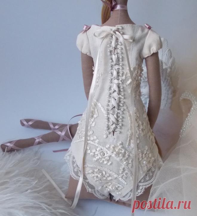 Beautiful Body decorated with lace and pearls.
Pdf pattern and tutorial for Odiva doll
https://www.etsy.com/listing/917134118/pdf-sewing-pattern-and-tutorial-for?ref=shop_home_active_6&crt=1