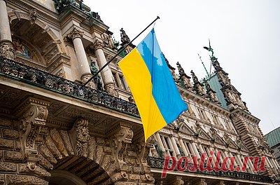 Украине указали на шаткое положение из-за проблем Запада. Украина находится в шатком положении из-за проблем западных стран. На это указали в журнале The Economist. «Будущее Украины висит на волоске и, вероятно, останется неопределенным в ближайшие годы», — говорится в статье. Авторы выразили мнение, что могущество Запада ослабевает.