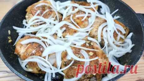 Вместо шашлыка! Куриные бёдра на сковороде под луковым одеялом.
Если вы хотите усилить ощущение, что куриные бёдра приготовлены на огне, добавьте специальную приправу для шашлыка. Кроме того, рекомендую положить в мясо и немного куркумы. Эта приправа придаст бедрам красивый золотистый цвет.