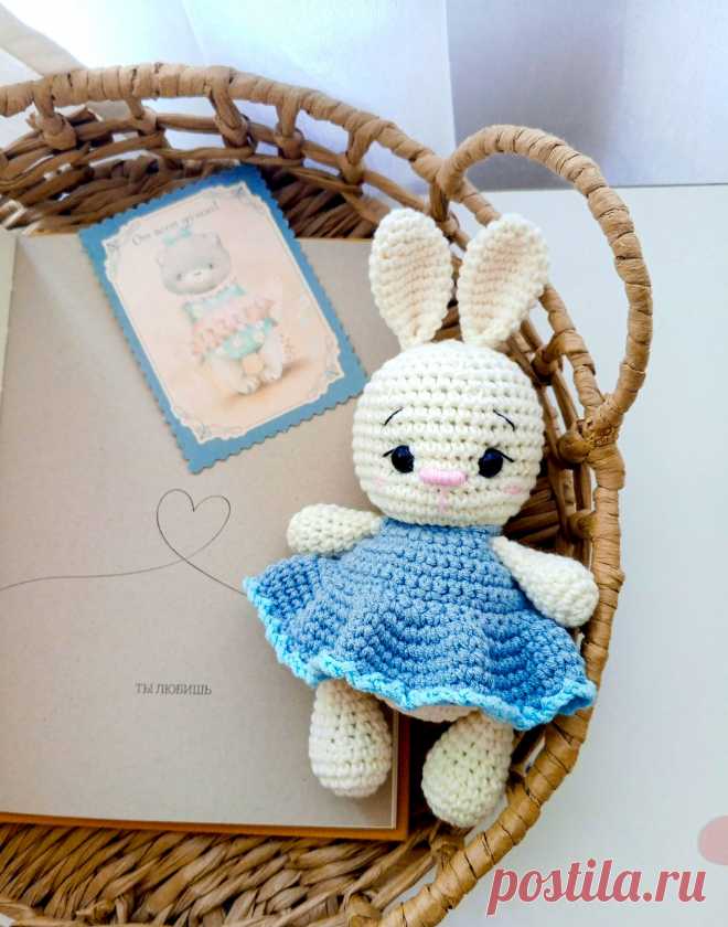PDF Зайка Кнопа крючком. FREE crochet pattern; Аmigurumi toy patterns. Амигуруми схемы и описания на русском. Вязаные игрушки и поделки своими руками #amimore - зайка из обычной пряжи, заяц, зайчик в платье, кролик, зайчонок, крольчонок.