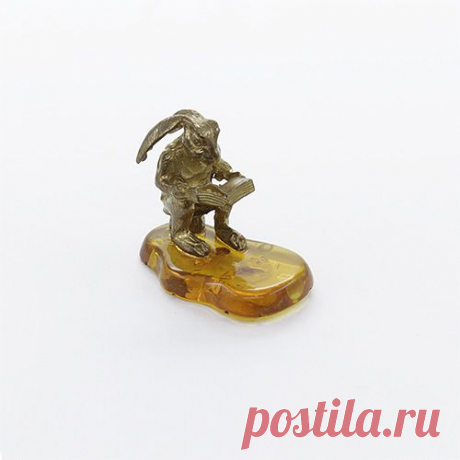 Фигурка на плавленном янтаре &quot;Кролик на горшке с книгой&quot;