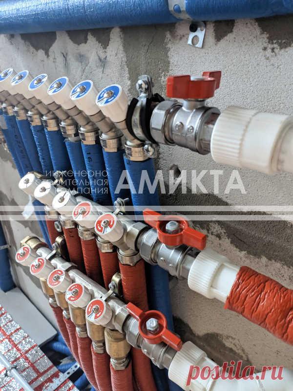 Монтаж распределительных коллекторов горячего и холодного водоснабжения с регулирующими клапанами. Заказать водопровод в доме под ключ тут - https://amikta.ru/vodosnabzhenie/montazh-vodosnabzheniya/