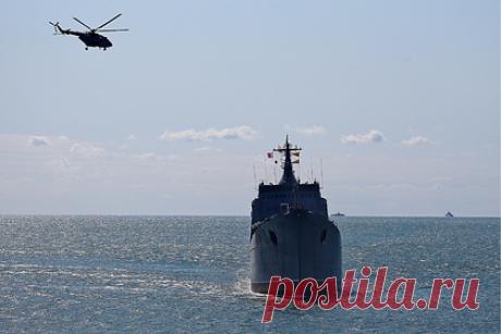 Российский десантный корабль с боевой техникой зашел в порт на Украине. Российский большой десантный корабль Черноморского флота «Орск» зашел в порт на Украине. Как сообщает телеканал «Звезда», первый боевой российский корабль, зашедший в порт Бердянска, доставил специальную технику. На опубликованной видеозаписи видно, как портовые краны достают бронетранспортеры.