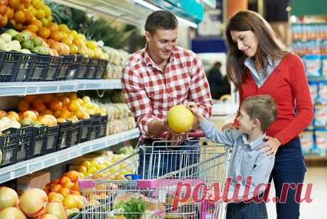 10 самых вредных продуктов
Годами мы поглощаем то, что постепенно, исподволь, с настойчивостью дождевой капли, подтачивающей камень, разрушает наше здоровье. Продукты, которые часто кажутся нам самыми вкусными, а некоторые еще и всерьез полагают, что они – весьма полезны, зачастую становятся причинами системных недугов, таких как ожирение, сахарный диабет 1 и 2 типа, метаболический синдром, аллергия. Они укорачивают человеческую жизнь и приводят к преждевременной смерти.