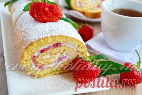 Бисквитный рулет с творожным кремом и клубникой: рецепт