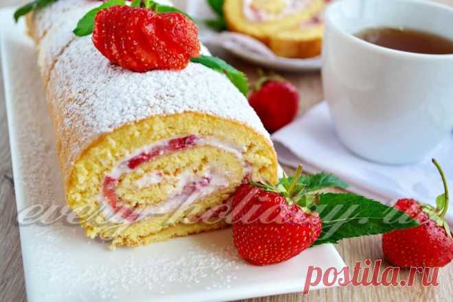 Бисквитный рулет с творожным кремом и клубникой: рецепт