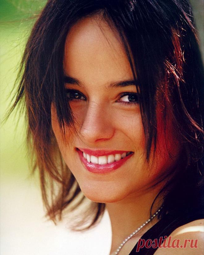 🎶🎤🎵 Alizée [aliˈze], полное имя — Ализе́ Жакоте́ (фр. Alizée Jacotey); родилась 21 августа 1984. Французская певица и танцовщица. Псевдоним Лили. Протеже известной французской певицы Милен Фармер (фр. Mylène Farmer)