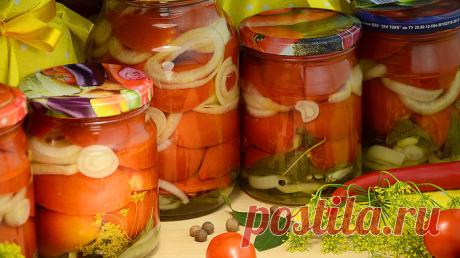 Резаные дольками помидоры на зиму с луком