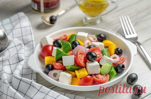 Греческий салат с листьями салата: 6 простых классических рецептов Доброго дня! Греческий салат – легкое и полезное блюдо, получившее популярность благодаря своему насыщенному пикантному вкусу и яркому аромату. Традиционно
