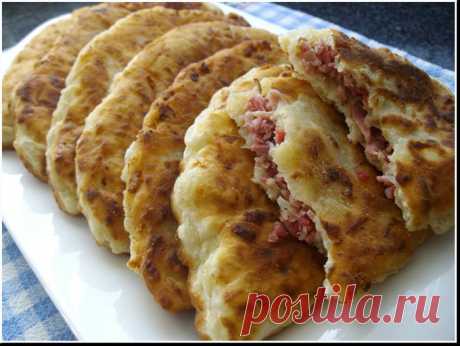 Сырные лепешки с начинкой из ветчины.