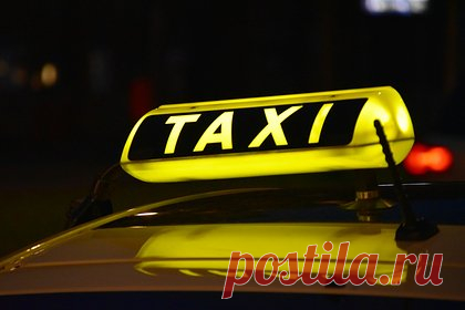 Таксист избил и ограбил россиянина после поездки. Полицейские Москвы задержали ранее судимого водителя такси, который избил и ограбил пассажира на проспекте 60-летия Октября после завершения поездки. Потерпевшего госпитализировали. В отношении таксиста возбудили уголовное дело о разбое. В настоящее время фигурант заключен под стражу.