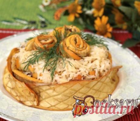 Летний салат из кабачков-гриль Такой салат из кабачков и перца отлично подойдёт к шашлыкам или барбекю и не секрет что овощи запечённые на гриле всегда получаются вкусными,ароматными и очень полезными. Кабачки — 2 шт; Перец болгарский — 1 шт; Твёрдый сыр (для посыпки) ; Чеснок (головка крупная) — 1 шт; Укроп свежий — 1 пуч.; Соус соевый — 1 ч.л.; Соль,перец (по вкусу) ; Оливковое масло (для смазывания овощей) ;