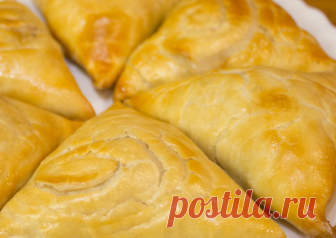 Рецепт домашней самсы Для приготовления этого вкуснейшего блюда нам потребуется куриное мясо с бедрышек или филе, 2-3 головки репчатого лука и слоеное тесто. Тесто можно приготовить купить готовое или приготовить своими руками. Рецепт теста. В чашку разбейте пару куриных яиц, посолите 1 ч. ложкой соли, добавьте уксус и помешайте. Добавьте полтора стакана воды, перемешайте и отправьте в холодильник. […]