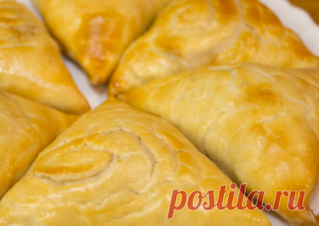 Рецепт домашней самсы Для приготовления этого вкуснейшего блюда нам потребуется куриное мясо с бедрышек или филе, 2-3 головки репчатого лука и слоеное тесто. Тесто можно приготовить купить готовое или приготовить своими руками. Рецепт теста. В чашку разбейте пару куриных яиц, посолите 1 ч. ложкой соли, добавьте уксус и помешайте. Добавьте полтора стакана воды, перемешайте и отправьте в холодильник. […]