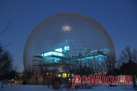 МОНРЕАЛЬ, КВЕБЕК - Биосфера Монреаля В качестве своего вклада в экспозицию Всемирной выставки 1967 года в Монреале правительство Соединенных Штатов поручило архитектору, ученому и известному гению Бакминстеру Фуллеру спроектировать павильон для канадской выставки.