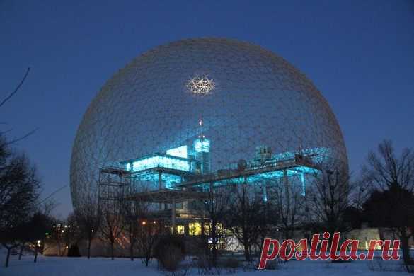 МОНРЕАЛЬ, КВЕБЕК - Биосфера Монреаля В качестве своего вклада в экспозицию Всемирной выставки 1967 года в Монреале правительство Соединенных Штатов поручило архитектору, ученому и известному гению Бакминстеру Фуллеру спроектировать павильон для канадской выставки.