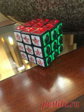 Тактильный кубик Рубика Как утверждает автор Instructables под ником lexiwirth22, такой доработанный кубик Рубика подходит как для слепых, так и для зрячих, желающих научиться его сборке вслепую. А это получится не сразу даже у умеющих собирать его обычным способом. Конечно, эта идея не нова, и такие кубики выпускаются,