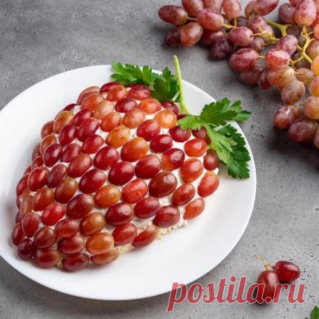 Салат из курицы и винограда
Точное количество ингредиентов приводить не буду, т.к. это не принципиально и зависит от индивидуального вкуса. 
Каждый слой салата промазывается майонезом: 
1. Слой - мелко порезанное мясо отварной курицы (посолить); 
2. Слой - тёртый сыр; 
3. Слой - мелко покрошенные крутые яйца (посолить); 
4. Слой - половинки ягод винограда, разложенные в виде черепицы. 

Приятного Вам аппетита!