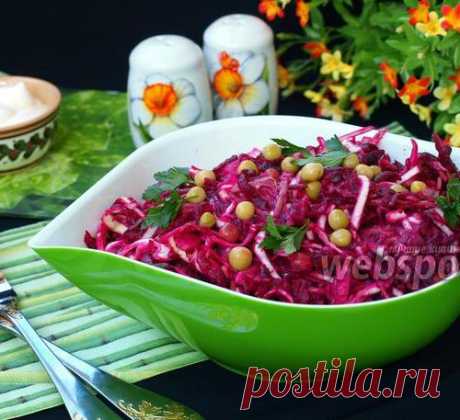 Салат с говядиной, свёклой, капустой и зелёным горошком