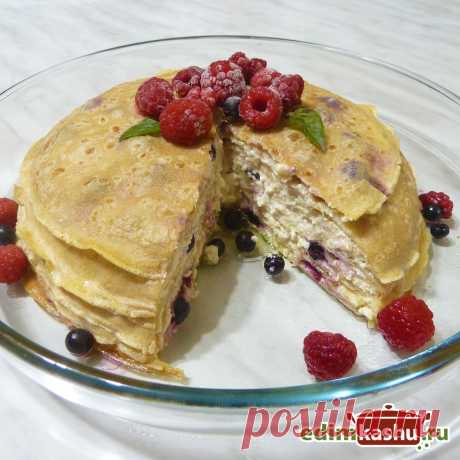 Нежный, мягкий, сочный, необыкновенно вкусный блинный торт с творожной начинкой и ягодами. Для торта подойдут любые блины. И творог 5% жирности.