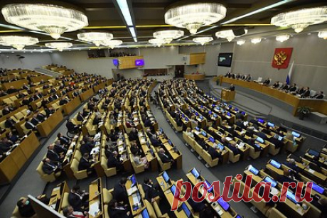 Названы сроки принятия Госдумой проекта о лишении статуса уехавших адвокатов. Госдума 20 февраля примет законопроект, который предусматривает лишение статуса уехавших из России адвокатов. Как пишут «Ведомости», 12 февраля комитет по госстроительству одобрил документ ко второму чтению. Изменения предлагается внести в закон об адвокатской деятельности и адвокатуре.