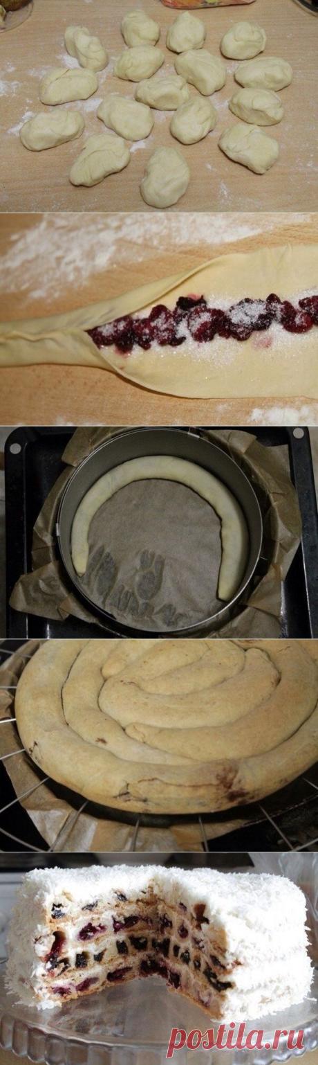 ТОРТ «ВИШНЯ В СНЕГУ»- ВСЕМ ТОРТАМ ТОРТ!- это ШЕДЕВР десертов! Я влюблена в этот торт! Он шикарен и невероятно восхитителен! | Эксклюзивные шедевры кулинарии.
Ингредиены:
200 г + 600 г сметана (в тесто + в крем)
200 г масло сливочное
3 ст. мука
600 г вишня
120 г сахарная пудра (в крем)
по вкусу ванилин
1 ч.л. сода
по вкусу сахар (в начинку)
0,5 ч.л. яблочный уксус
50 г кокосовая стружка (для украшения)