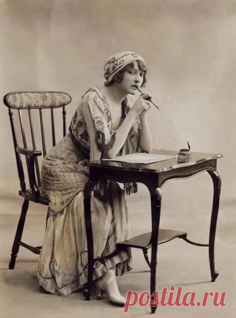 (1) Владимир Васькин Roma June, vintage print, 1914 
National Portrait Gallery, London