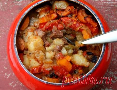 Жаркое по-домашнему в горшочке Жаркое по-домашнему в горшочке - это аппетитное и ароматное блюдо, которое делает обед по-настоящему домашним. Говядина, картофель и овощи обжариваются и запекаются в горшочке, создавая насыщенный вкус. Это блюдо идеально подходит для семейного обеда или ужина.