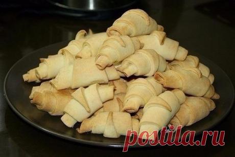 Рулетики с мармеладом

Ингредиенты:
- 4 стакана муки 
- 200 гр. сливочного масла или маргарина 
- 200 гр. сметаны 
- 1 яйцо 
- 0,5ч.л. соли 
- 0,5ч.л. соды и уксус для гашения 
-Мармелад 

Приготовление:
1. 3 стакана муки высыпать в чашку, положить размягченное масло или маргарин, разбить яйцо, добавить соль и сметану, соду погасить уксусом, добавить к будущему тесту. Всё перемешать, начать замешивать тесто. 
2. Последний стакан муки высыпать на стол и в него выложить тест...