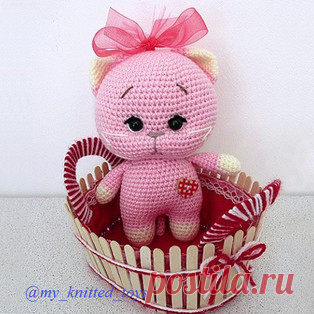 Розовый котёнок амигуруми. Схемы и описания для вязания игрушек крючком! Бесплатный мастер-класс от Марины Умеровой по вязанию розового котёнка крючком. Высота вязаной игрушки примерно 16,5 см. Для изготовления такого котик…