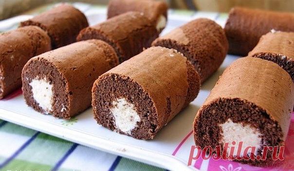 Шоколадные пирожныеИнгредиенты:Тесто:- Яйца - 6 шт.;- сахар - 6 ст. л.;- мука - 6 ст. л.;- какао - 2 ст. л.Приготовление:Перемешиваем потихоньку ложкой.Противень (35 х 28 см.) застилаем бумагой для выпечки и распределяем все тесто равномерно.Выпекаем в разогретой до 180-200*С духовке до готовности (время не засекала).Готовый бисквит выложить на полотенце. Дать остытьЗатем перевернуть. Снять бумагу....