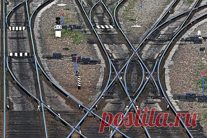 Уснувшая на железной дороге россиянка выжила после проезда по ней 29 вагонов. На Алтае уснувшая на железнодорожных путях женщина выжила после того, как по нет проехали 29 вагонов поезда. Машинист применил экстренное торможение, в результате чего состав остановился над женщиной. Всего поезд насчитывал 46 вагонов. На следующий день после происшествия пострадавшей исполнилось 50 лет.