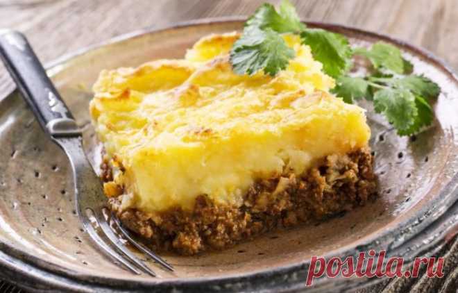 Самая вкусная картофельная запеканка с фаршем в духовке —Ингредиенты:
500 г говядины
1 кг картофеля
2 луковицы
4 ст. л. сливочного масла
растительное масло для жарки
1 яичный желток
2 ст. л. манка
соль
специи