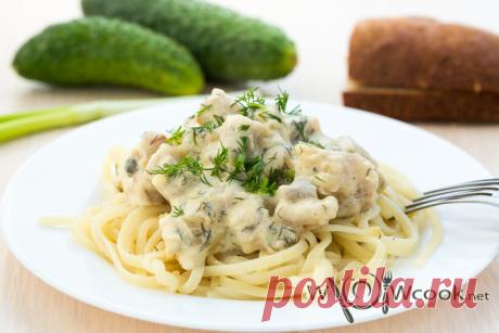 Тушеная свинина в сметане с луком