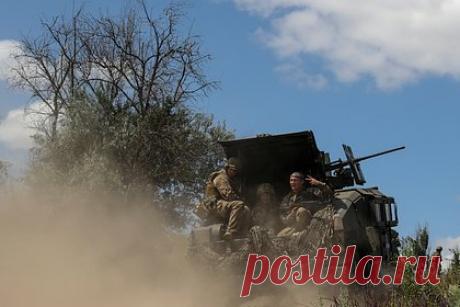 В США признали неудачи Украины в контрнаступлении. Экс-полковник ВВС США Седрик Лейтон признал неудачи Украины в контрнаступлении. По его словам, армия России достойно подготовилась к попытке контрнаступления украинской армии. В частности, украинские войска не могут наступить из-за двойных и тройных линий обороны, объяснил Лейтон.