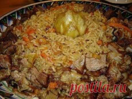 10 рецептов приготовления плова! Просто пальчики оближешь)
1. Плов по шади-бекски
800 г риса
800 г мяса
800 г моркови
250 г айвы
300 г сала или масла
150 г лука
соль, специи - по вкусу
Мясо (баранина, говядина) нарезать ломтиками, как на шашлык, лук - кольцами, морковь - кубиками по 1х1х1 см. Айву, взятую в равном количестве с морковью, нарезать тоже кубиками по 2х2х2 см и положить в теплую воду, иначе она под воздействием кислорода потемнеет.
В котле с шарообразным дном растопить баранье сал