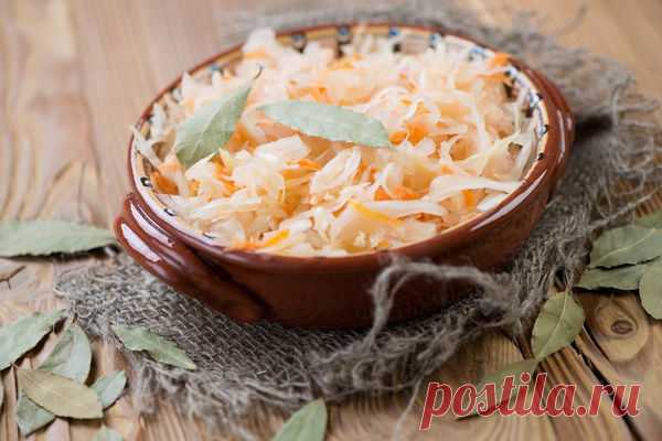 Вкусная капустка за сутки Все подруги уже записали рецепт! ИНГРЕДИЕНТЫ: На 1 литр-600 г  Морковь натереть на терке-кому как нравится На 1 литр-250  Капусту хорошенько обмять и перемешать с морковкой Можно для вкуса добавить ТМИН и черный горошек  Утрамбовать капусту в банку НА 3 ЛИТРА: 1 литр горячей кипяченой воды 1 стол лож Сахара 2 стол лож Соли 1 стол лож 70% уксусной эссенции