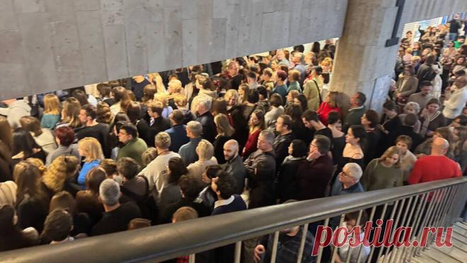 В Новой Третьяковке объявили эвакуацию. В здании Новой Третьяковки в центре Москвы сработала сигнализация, сообщает "Осторожно, Москва!". "По громкой связи объявили о том, что нужно покинуть помещения. Посетителей выводят на улицу", - пишут журналисты. На ...